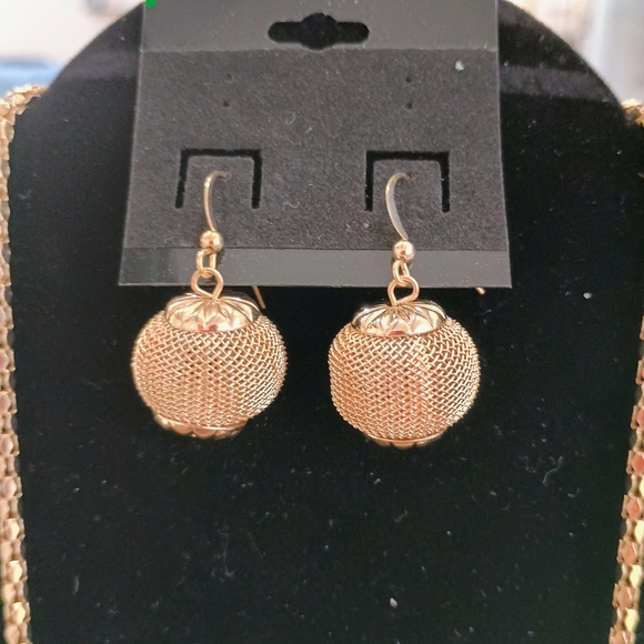 Elegant Gold Necklace and Earring Set - Picture 6 of 7